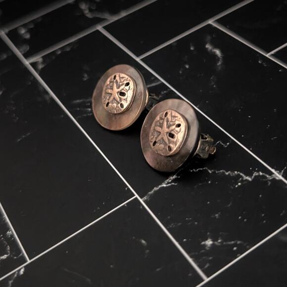 Vintage Clip On Earrings - Mother of Pearl? with Gold Tone Sand Dollar 0.75" - Picture 3 of 11